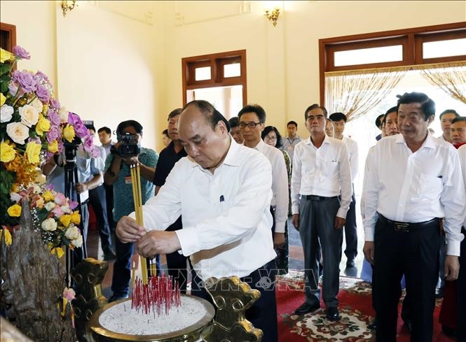 Le président offre de l’encens à la mémoire du feu le Premier ministre Vo Van Kiet